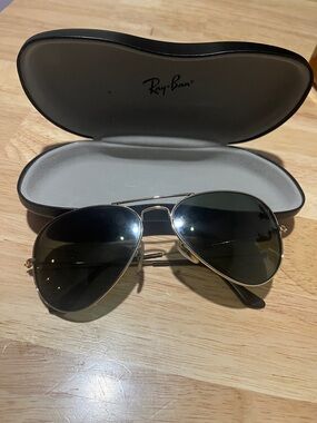 Ray-Ban Gold Frame Aviator Sunglasses with Dark Green Lenses has prescription